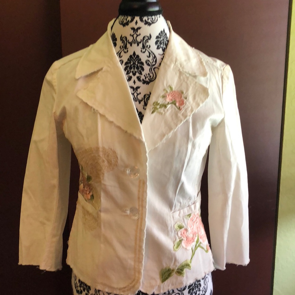 Embroidered fitted jacket